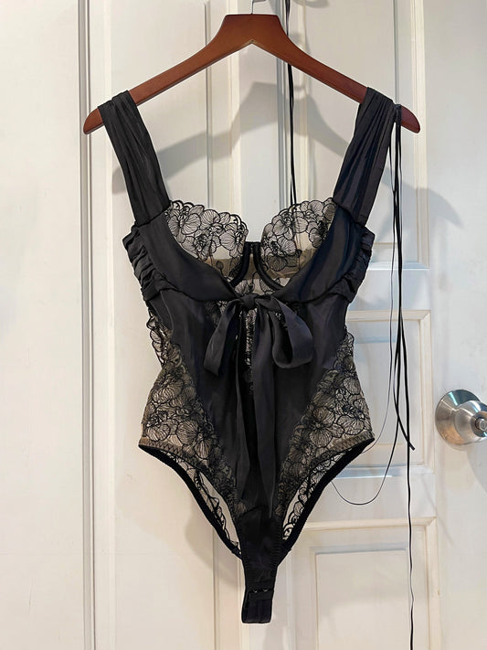 Áo bodysuit nữ ren thiết kế Lacy màu đen chụp flatlay