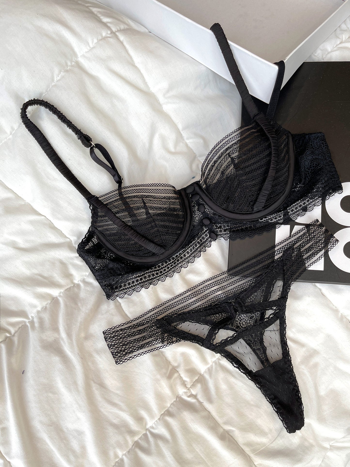 Set nội y ren nữ 2 món màu đen thiết kế No.05 kèm đai eo của thương hiệu Lacy Lingerie flatlay.