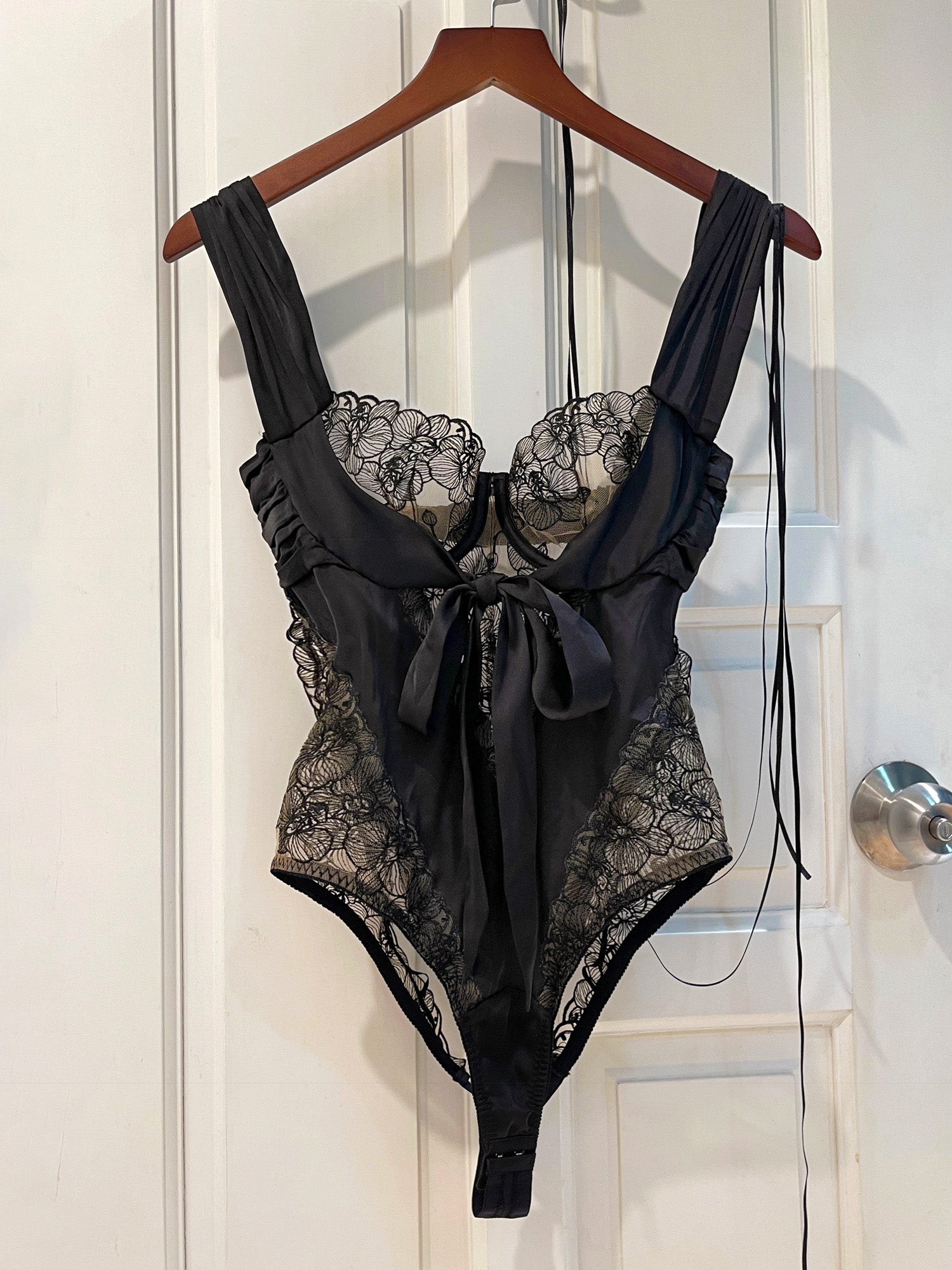 Áo bodysuit nữ ren thiết kế Lacy màu đen chụp flatlay