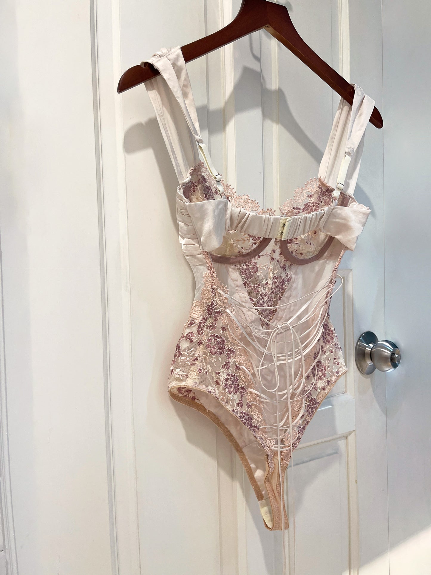 Áo bodysuit Milk Chocolate ren nude thiết kế Lacy - chi tiết đan chéo mặt sau