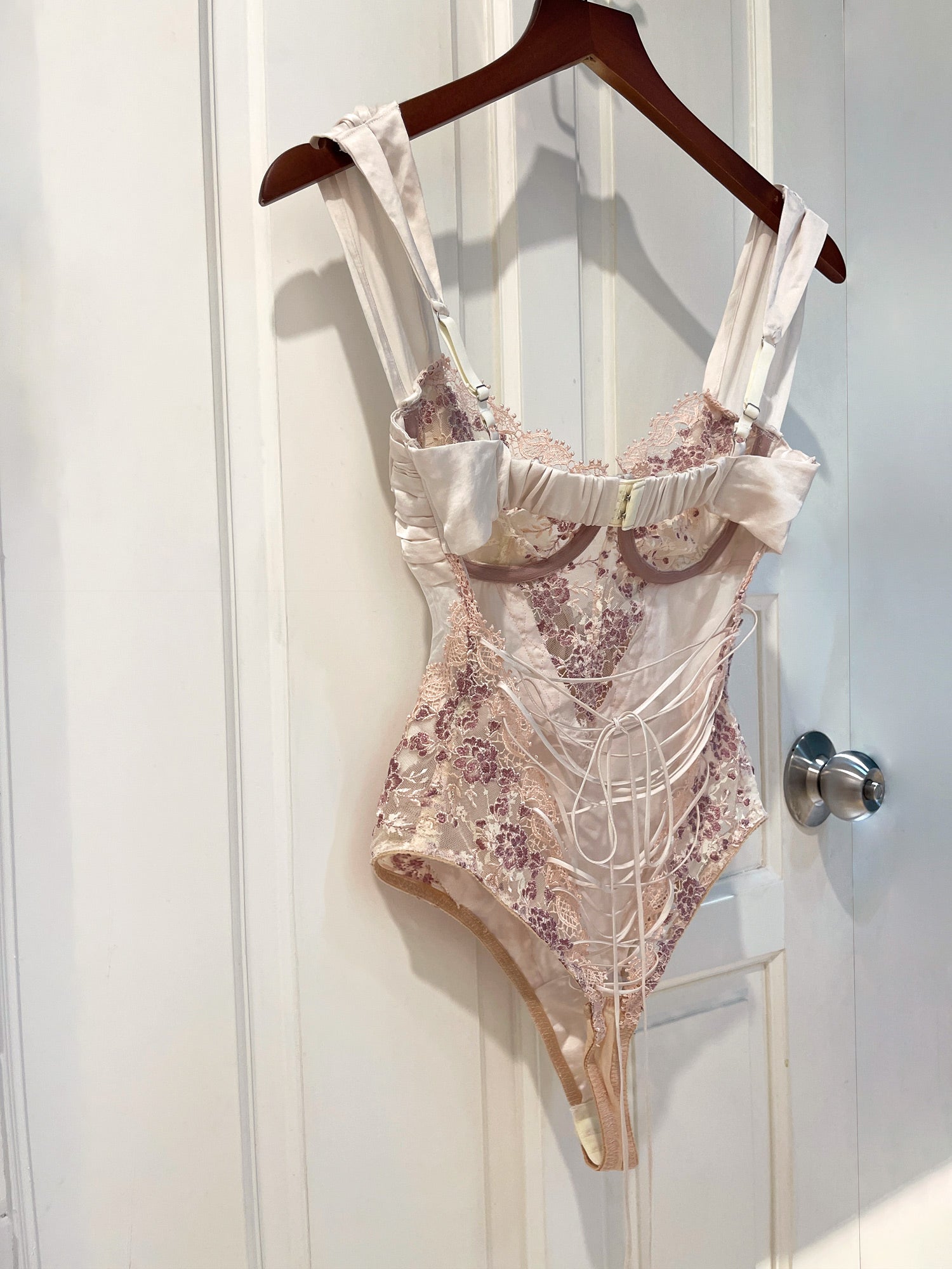 Áo bodysuit Milk Chocolate ren nude thiết kế Lacy - chi tiết đan chéo mặt sau
