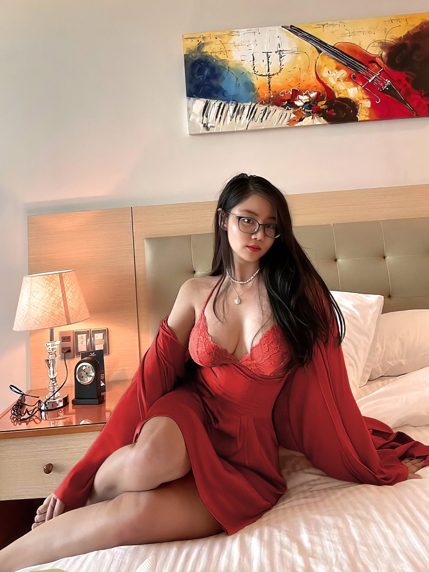 Bộ áo choàng váy ngủ lụa đỏ tơ tằm ren xuyên thấu Lacy - người mẫu mặc quyến rũ trên giường
