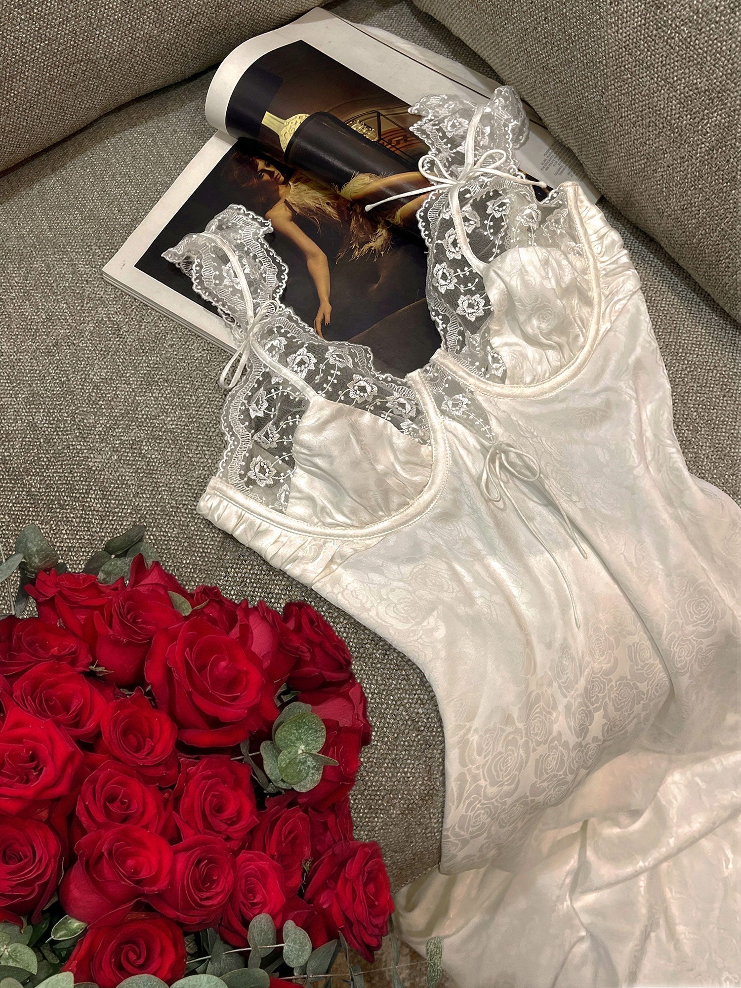 Đầm lụa Huellyrose ren cao cấp Lacy màu trắng - chụp flatlay nghệ thuật