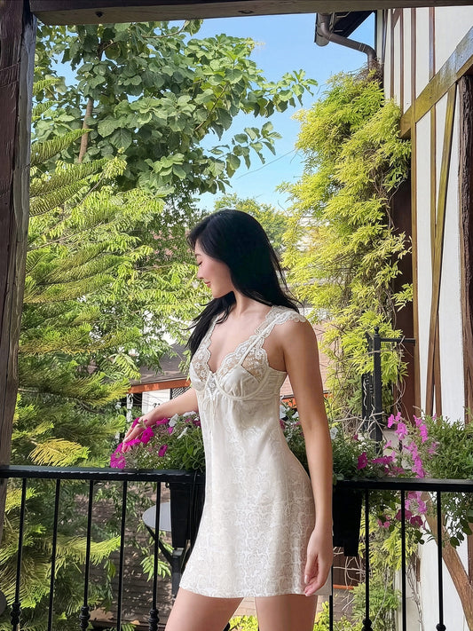 Đầm lụa Huellyrose ren cao cấp Lacy màu trắng - người mẫu mặc góc nghiêng tôn dáng