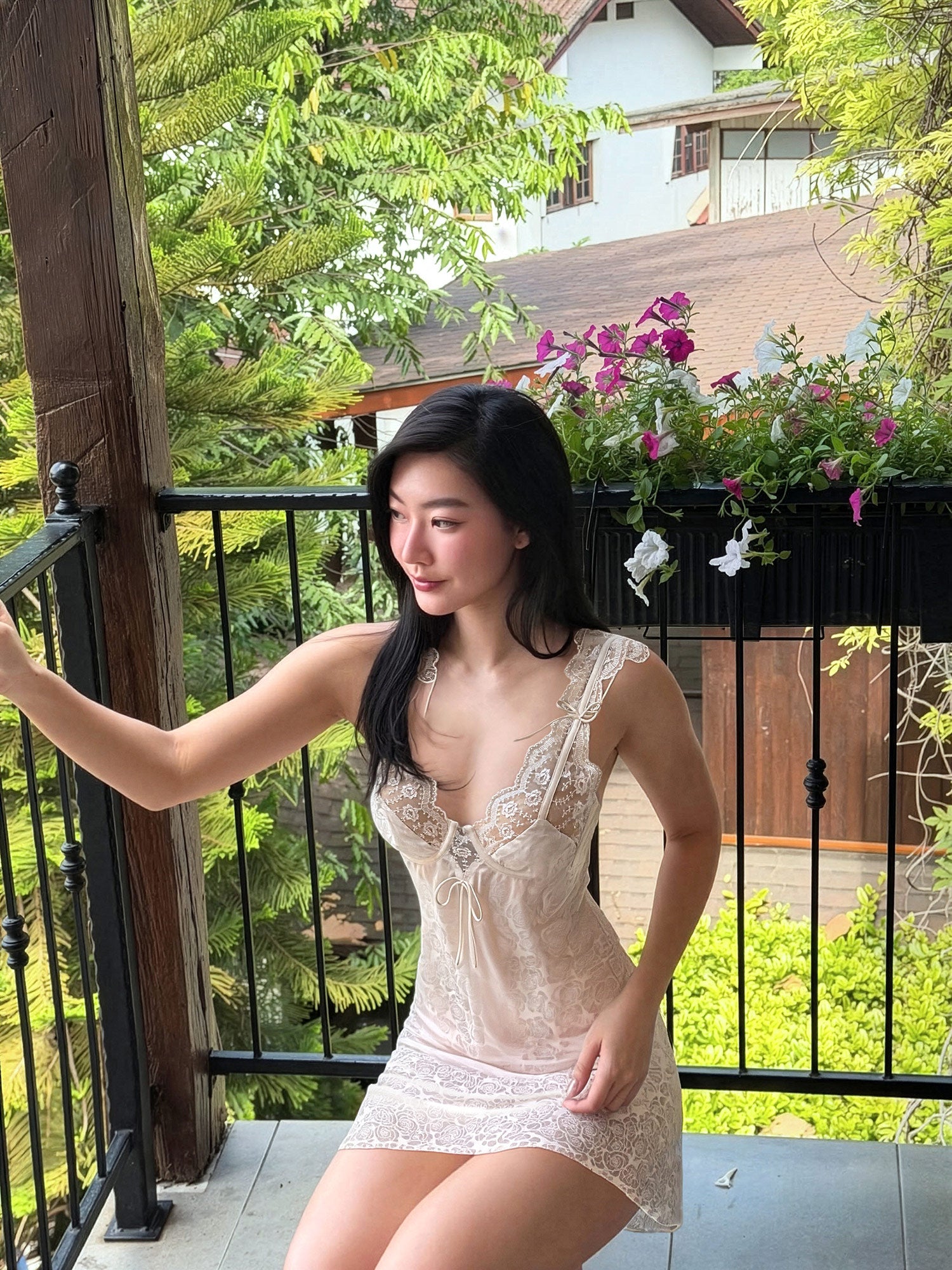 Đầm lụa Huellyrose ren cao cấp Lacy màu trắng - người mẫu tạo dáng góc ngồi