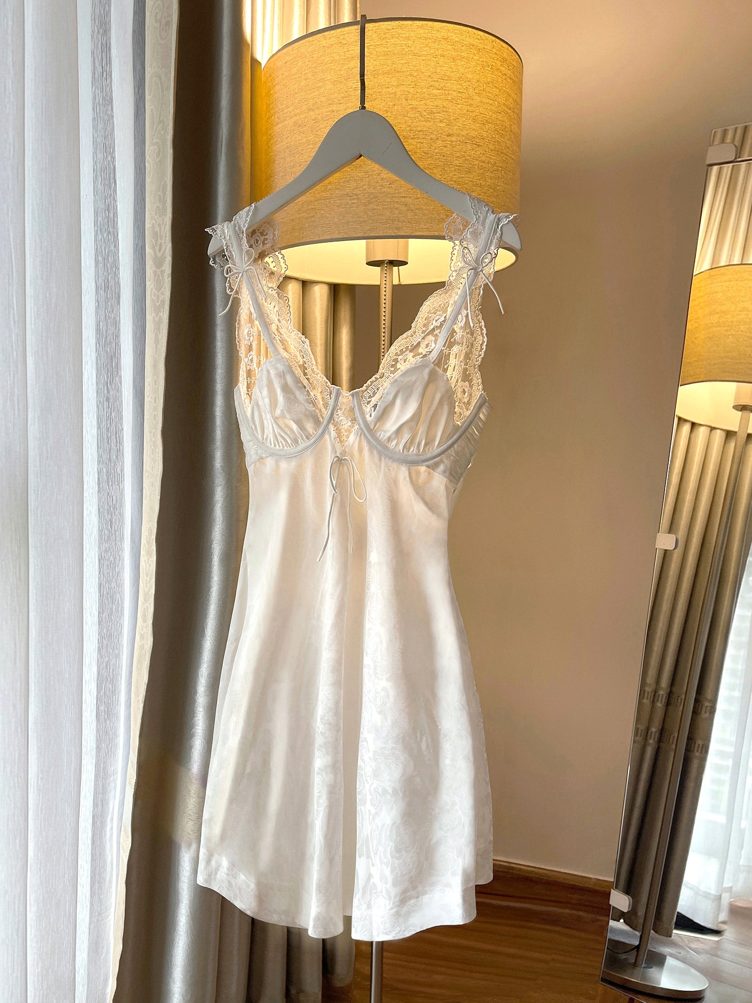 Đầm lụa Huellyrose ren cao cấp Lacy màu trắng - treo móc cận cảnh cúp ngực ren