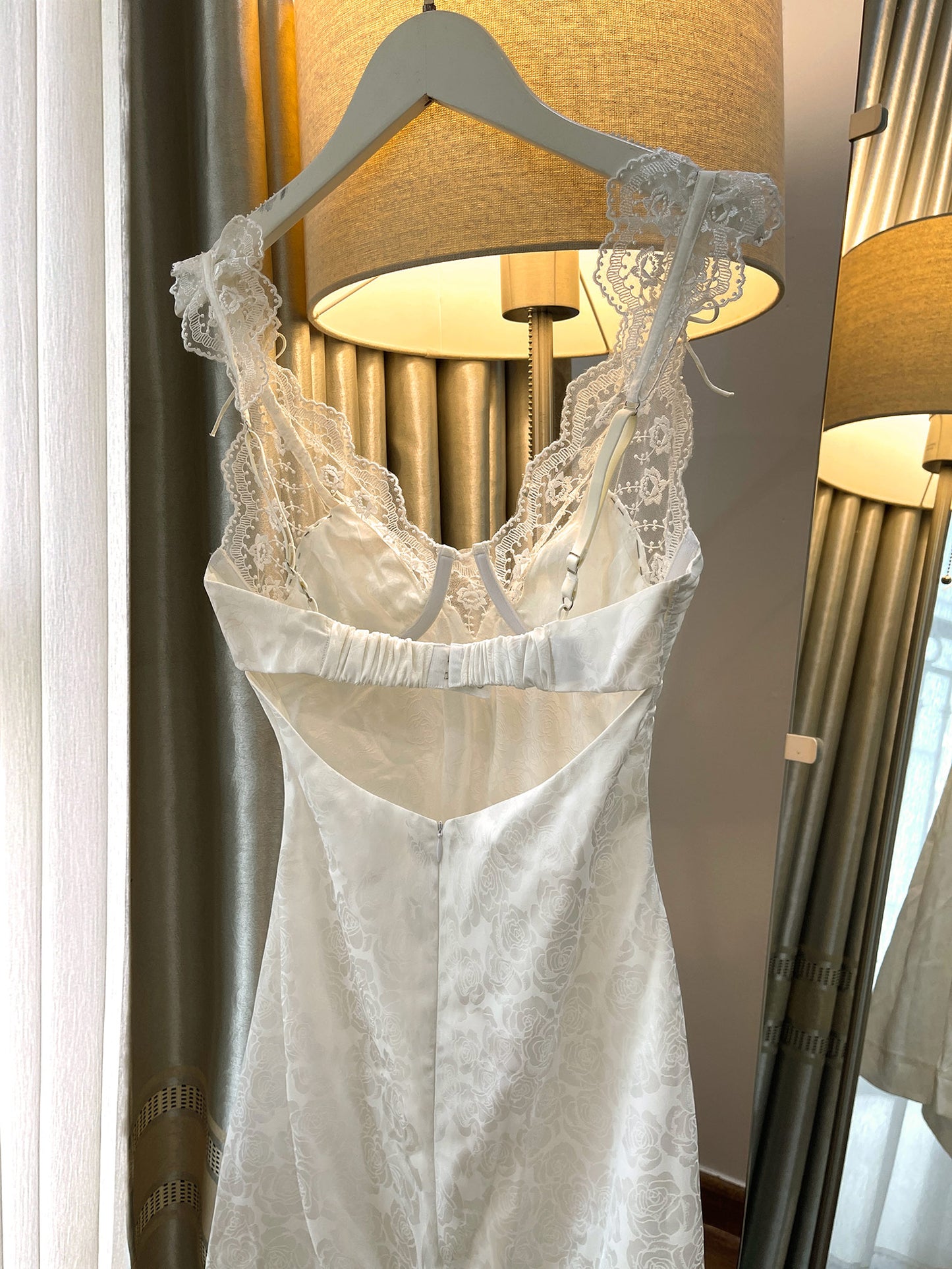 Đầm lụa Huellyrose ren cao cấp Lacy màu trắng - treo móc chi tiết khóa cài lưng