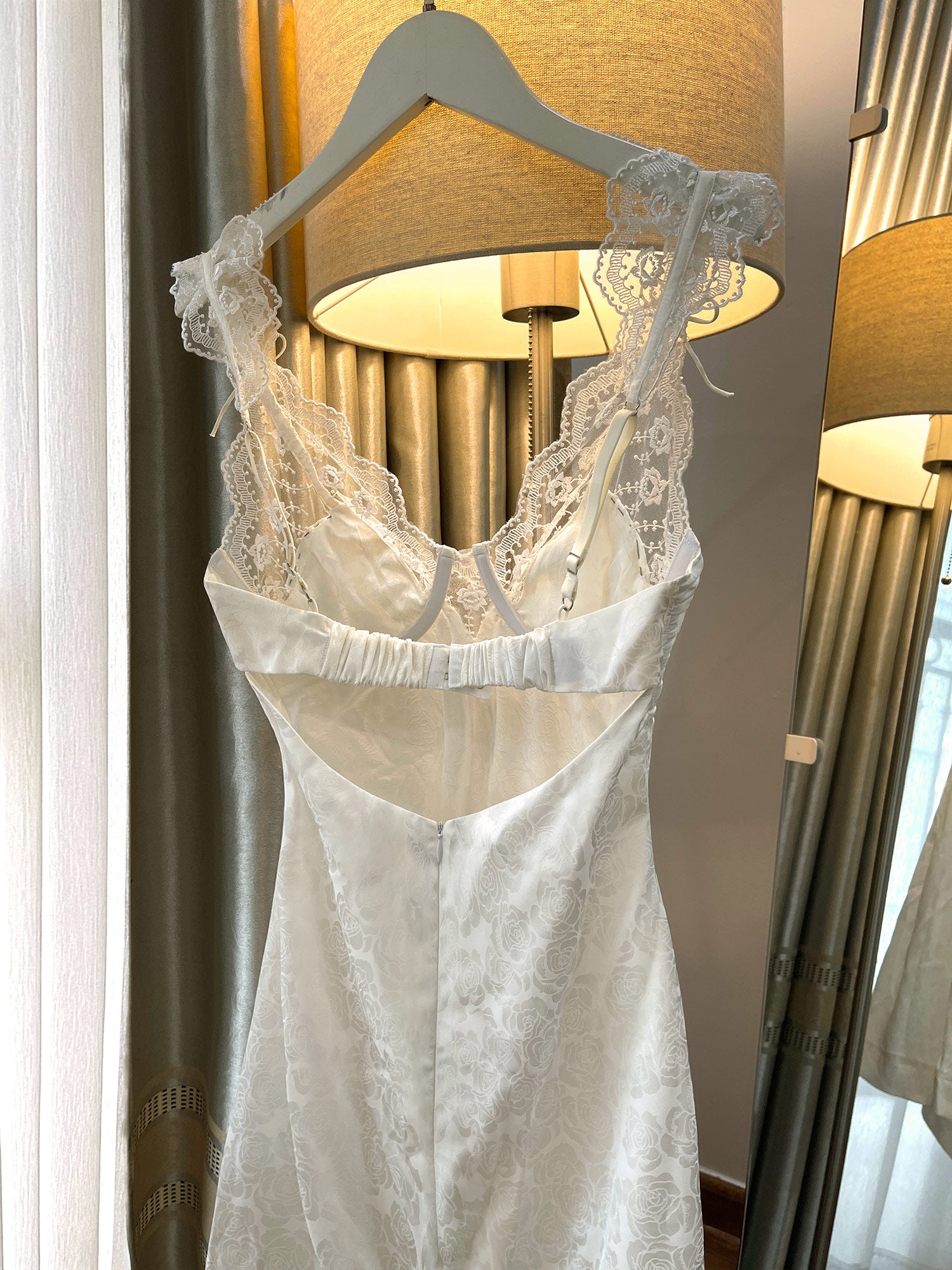 Đầm lụa Huellyrose ren cao cấp Lacy màu trắng - treo móc chi tiết khóa cài lưng