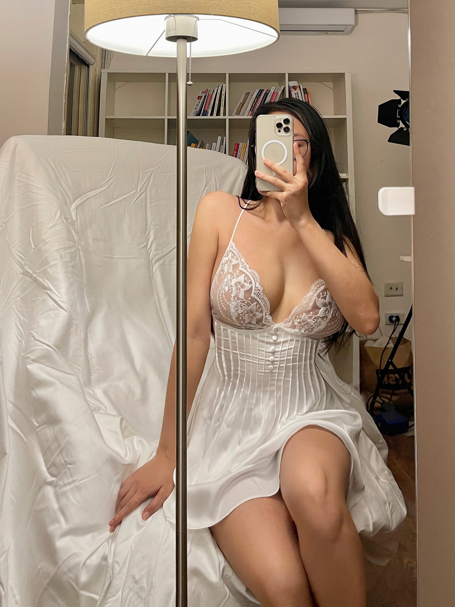 Đầm ngủ lụa White Floral phối ren xuyên thấu màu trắng dáng xòe xẻ ngực sâu Lacy Lingerie góc ngồi