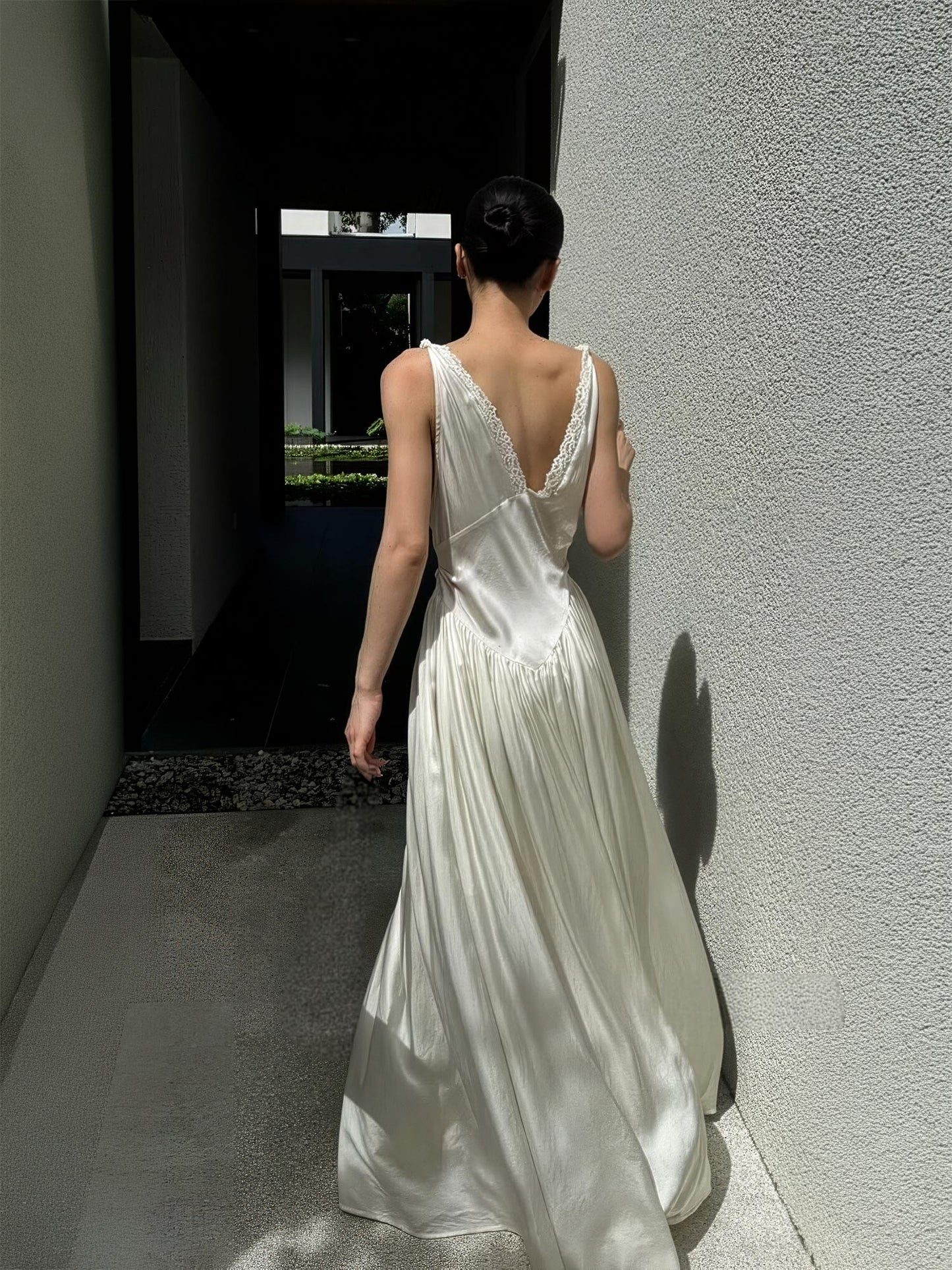 Đầm lụa dài Hueley tơ tằm cao cấp Lacy màu trắng ngà - chi tiết khoét lưng chữ V