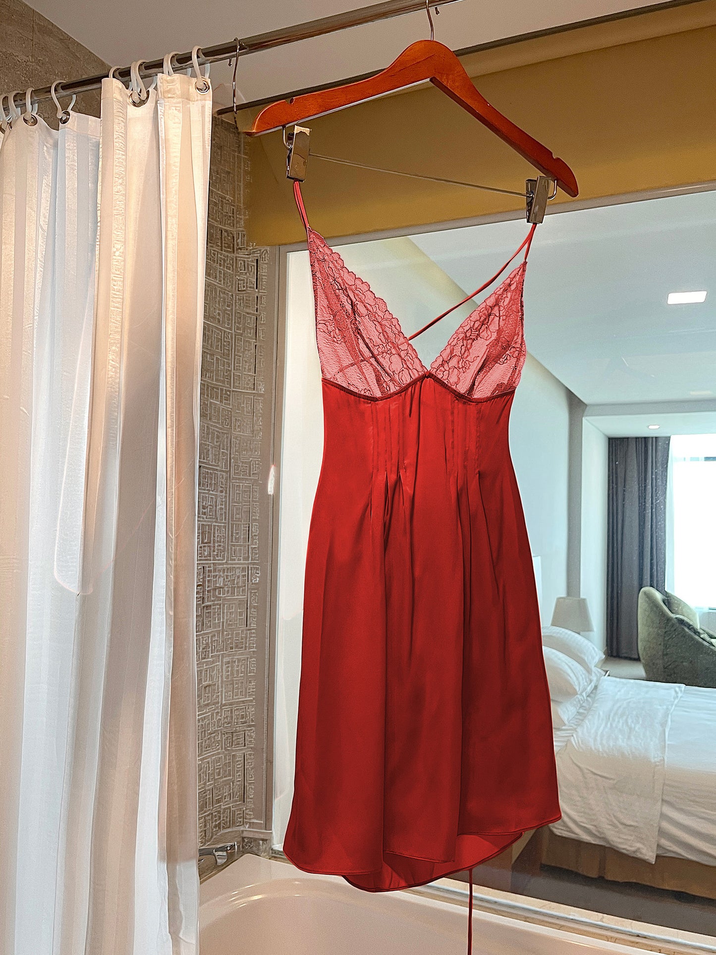 Váy ngủ lụa đỏ tơ tằm ren xuyên thấu Lacy - chụp treo móc cận cảnh ren ngực