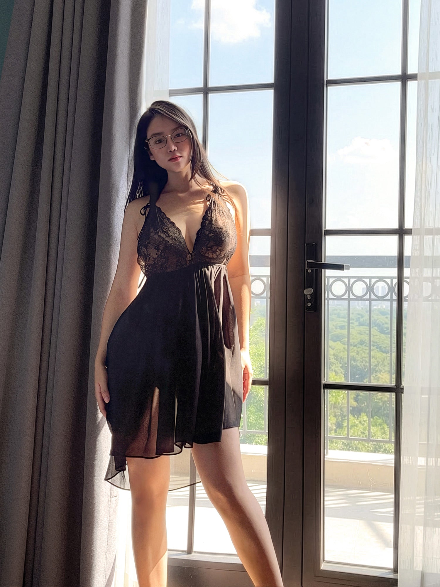 Váy tơ xuyên thấu ren đen cao cấp lacy màu đen - chụp chính diện người mẫu mặc